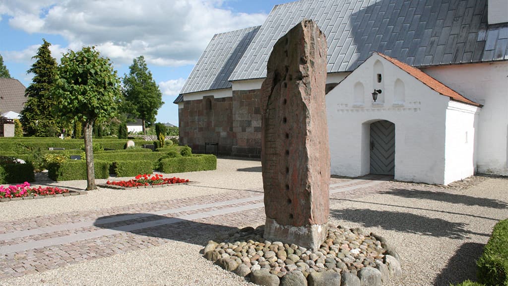 Der Runenstein an der Læborg Kirche