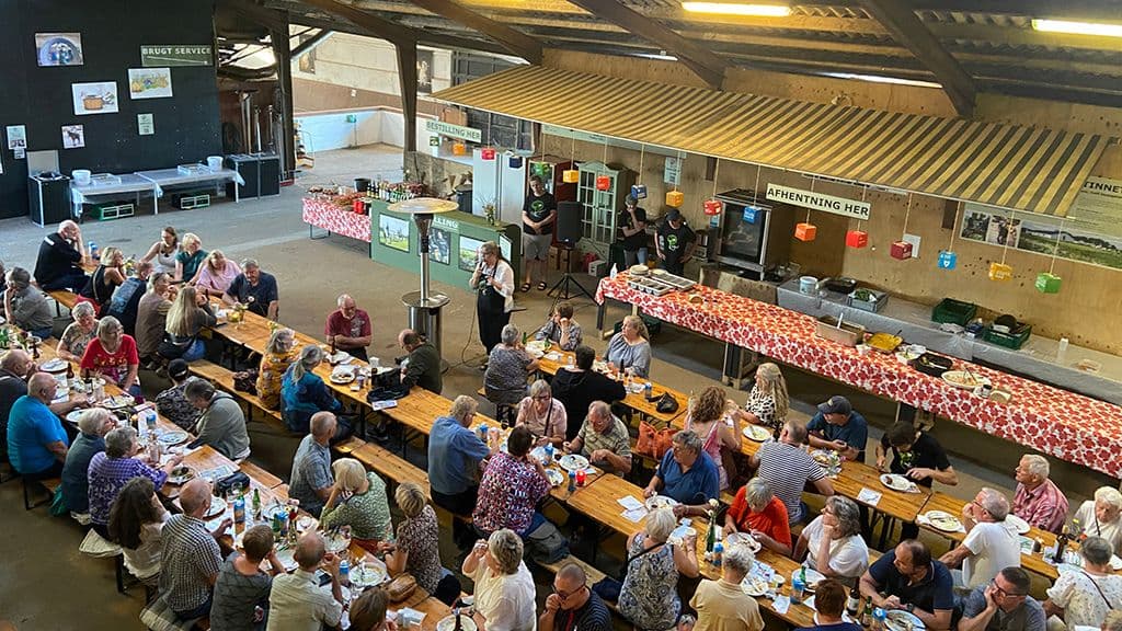 Essen in der Scheune auf Tinnetgaard